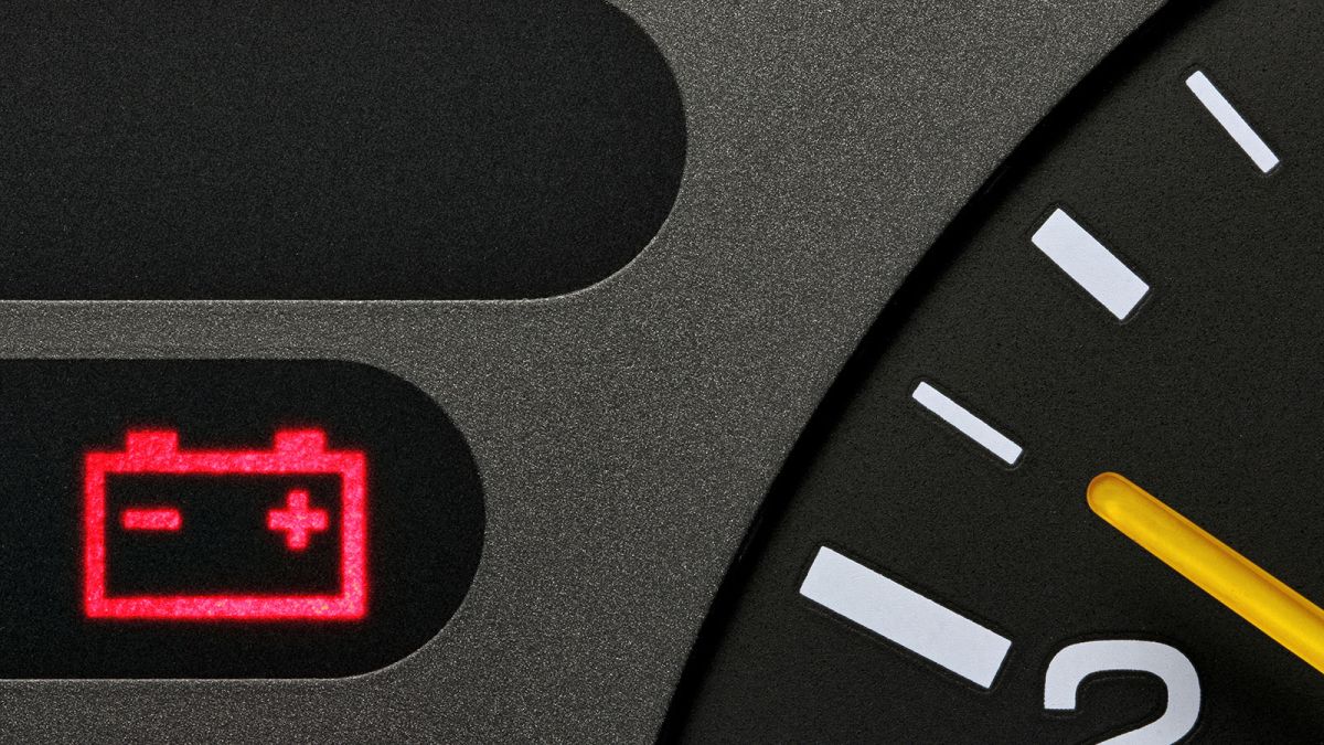 Motor Çalıştığı Halde Akü Şarj İkaz Işığı Neden Yanar? 1 Motor Çalıştığı Halde Akü Şarj İkaz Lambası Neden Sönerken Tekrar Yanabilir?